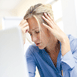 m�de Frau am PC