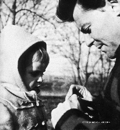 Anne-Marie enfant avec son p�re