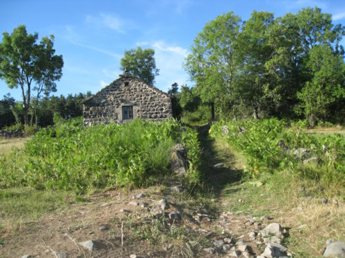 maison de b&eacute;ate vers VERSILHAC