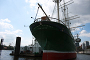 Grosse Hafenrundfahrten, kleine Hafenrundfahrten mit den ABC-Barkassen im Hamburger Hafen, Landungsbr&uuml;cken 4-5
