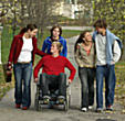 Gruppe mit Rollstuhl