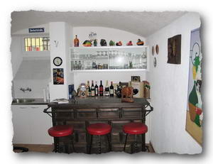 Bar mit Weinregale