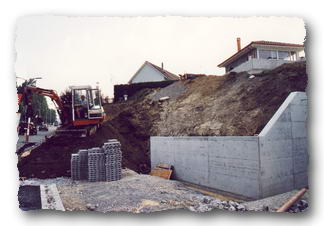 B�schung mit Mauer