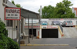 Parkplätze findest du sowohl auf dem Parkdeck als auch in der Tiefgarage