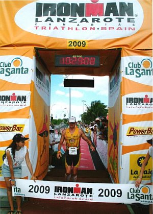 Zieleinlauf von Walter Jores, Ironman 2009 auf Lanzarote