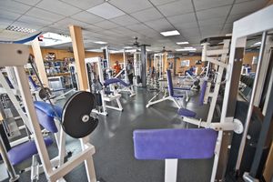 Im Fitness-Club Acti-Fit erwartet dich eine großzügige Fläche. Für eine entspannte Trainings-Atmosphäre. Fitnessstudio Nieder-Olm (Mainz).
