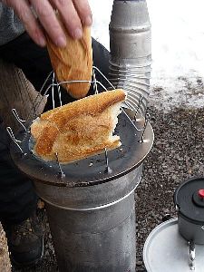 Brot aufbacken auf dem zeltofen
