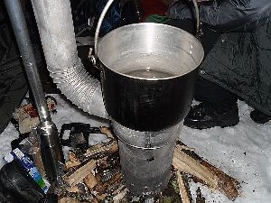 Schnee schmelzen auf dem Zeltofen