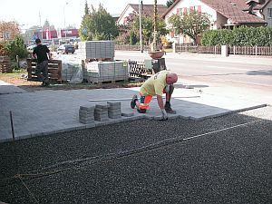 An der Arbeit|Verbundsteine|Kundeng�rtner Fiore|Neuendorf