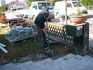 An der Arbeit|Verbundsteine|Kundeng�rtner Fiore|Neuendorf