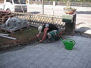 An der Arbeit|Verbundsteine|Kundeng�rtner Fiore|Neuendorf