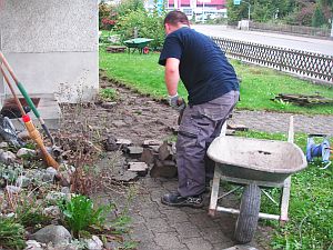An der Arbeit|Verbundsteine|Kundeng�rtner Fiore|Neuendorf