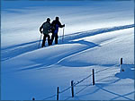 Winterwandern in verschneiter Allgaeuer Landschaft