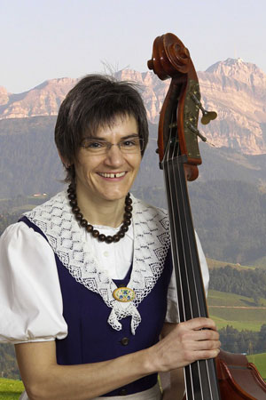 Christine Buff-Schl�pfer; Bass Urn�sch, AR Kapellmeisterin und Bassistin