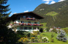 Unser Haus ist umgeben von viel gr�ner Wiese.