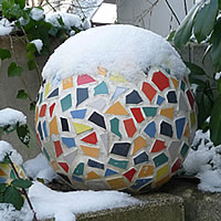Kugel im Schnee