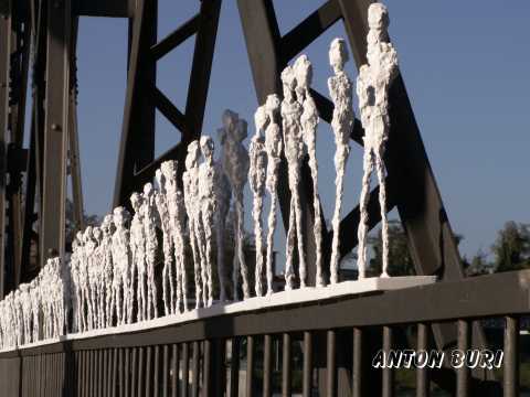 Installation NOVA 1 auf der Eisenbr&uuml;cke Rheinfelden, sch&ouml;ner Kontrast zwischen den weissen Figuren und der Eisnekonstruktion, Installation Anton Buri Kunstschaffender aus Rheinfelden, Schweiz