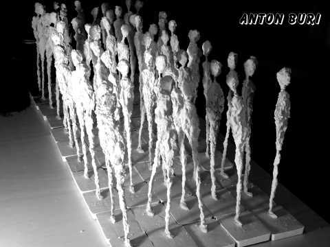 Weiss heben sich die 100 Berliner in der Nacht von der Wand ab. Arm aber sexy war das Motto des 8. Kunstkreuzes in Berlin. Installation von Anton Buri K&uuml;nstler, Rheinfelden, Schweiz