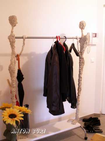 Gesantansicht des Kleiderst&auml;nders mit Schuhablage, Anton Buri Kunst + Architektur, Lohn - Ammannsegg, Schweiz.