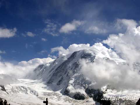 Blauer Himmel &uuml;ber dem Gornergrat.  Foto Anton Buri, K&uuml;nstler, Lohn - Ammannsegg, Schweiz