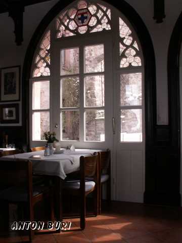 Zu Tisch bitte. Foto von Anton Buri, Kunst + Architektur, Lohn - Ammannsegg, CH