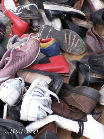 Schuhmark auf Tunesisch. Buntes drucheinander der Schuhe, passende m&uuml;ssen selber gesucht werden. Foto Anton Buri, K&uuml;nstler, Lohn - Ammannsegg, Schweiz