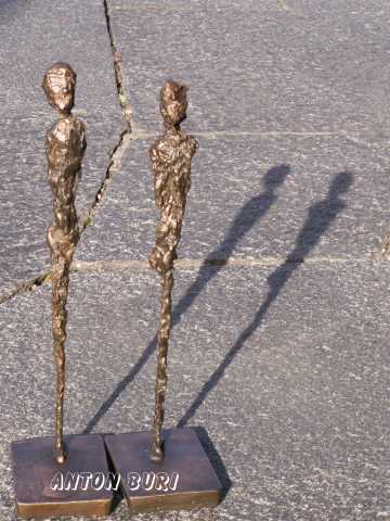 Mann und Frau, in Bronce gegossen. In ca. 10 arbeitsintensiven Schritten wird ein Bronceguss hergestellt. Bronce - Skulptur von Anton Buri, Kunst + Architektur, Lohn - Ammannsegg, Schweiz