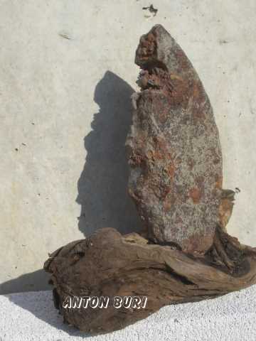 Der Eskimo mit seinem Boot ist ein unbearbeitetes Fundst&uuml;ck aus dem Rhein. Eisen - Skulptur von Anton Buri, Kunst + Architektur, Lohn - Ammannsegg, Schweiz