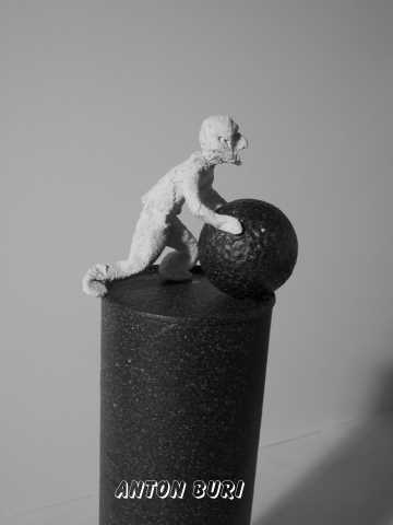 Gef&auml;hrliches Spiel mit der Kugel. Das Bein ist bereits am Abgrund. Tonskulptur von Anton Buri, K&uuml;nstler, Lohn - Ammannsegg, Schweiz