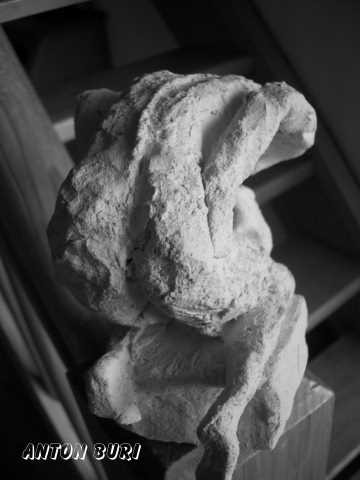 Gebeugt ist diese Ton - Skulptur von Anton Buri, freischaffender K&uuml;nstler aus Lohn - Ammannsegg, Schweiz