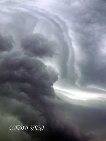 Wolkenformation  mit Gesicht &uuml;ber Rheinfelden. Foto von Anton Buri, freischaffender K&uuml;nstler, Lohn - Ammannsegg, Schweiz