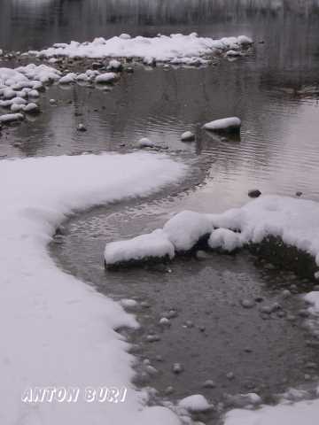 Schneebedecke Steine im Rhein. Foto von Anton Buri, Kunst + Architektur, Lohn - Ammannsegg, Schweiz