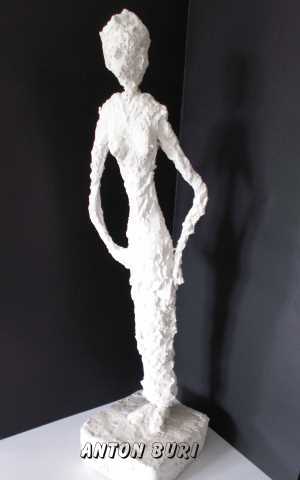 Neugierig schaut diese Figur in die Welt. Was ist da Los?Gips - Skulptur von Anton Buri, Kunstschaffender, Lohn - Ammannsegg, Schweiz.