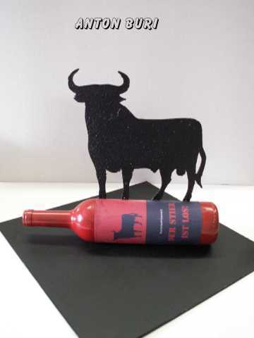 Der Stier ist los und tanzt auf der Flasche, Modellfoto von Anton Buri, Kunstschaffender, Lohn - Ammannsegg, Schweiz.