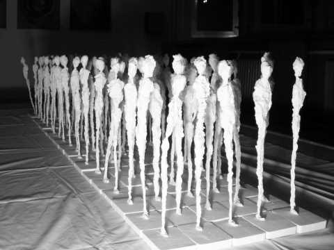 Die letze Figur schaut nach vorne und fragt sich warum gehts nicht vorw&auml;rts. Installation 100 Berliner auf dem Weg, Ausstellung Kunstkreuz 2007, Berlin, von Anton Buri, Kunstschaffender aus Rheinfelden, Schweiz