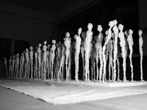 Installation aus 100 Gipsfiguren bilden diese Installation 100 Berliner auf dem Weg, Ausstellung Kunstkreuz Berlin 2007, Installaion, Anton Buri, Kunst 1 Architektur, Rheinfelden, Schweiz