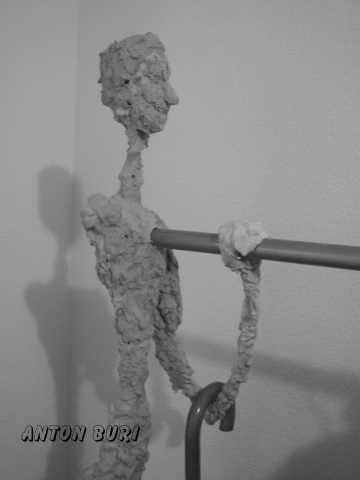 Originelle Kleiderst&auml;nder, zwei filigrane Figuren tragen die Kleiderstange. Anton Buri, Kunstschaffender, Lohn - Ammannsegg,  Schweiz.