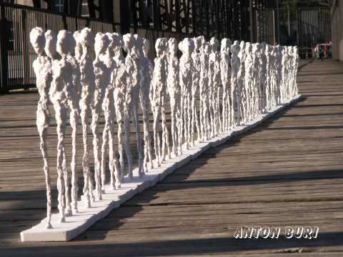 In einer Reihe steht die NOVA 2 auf der Eisenbr&uuml;cke Rheinfelden. Installation von Anton Buri, Kunst + Architektur, Rheinfelden, CH
