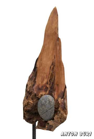 Urw&uuml;chsige Holzskulptur zum Teil geschliffen mit Stein aus dem Tessin auf Metallstab und Granitsockel, von Anton Buri Bildhauer, Kunst + Architektur, Lohn - Ammannsegg, Schweiz