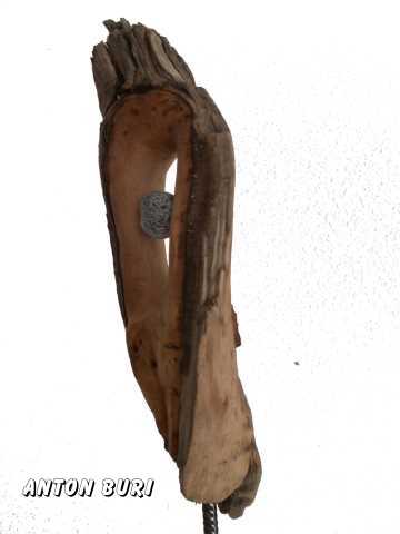 geschwungene Holzskulptur mit Stein aus dem Tessin, auf Metallstab und Granitsockel, zum ersten Mal dem Betrachter zug&auml;nlich zu den offenen Ateliers in Rheinfelden, Anton Buri, Kunst + Architektur, Rheinfelden, Schweiz