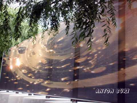 Golden hebt sich die Nova Art gebenüber den grünen Blätter ab, eine Installation zur Grün 07 von Anton Buri, Kunst + Architektur, Rheinfedlen, Schweiz