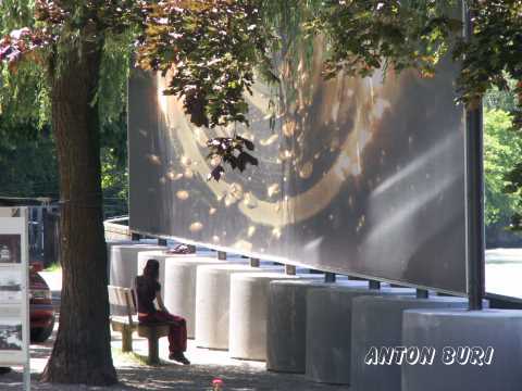Ruhe findet man vor der grossen Installation des Rheinfelder Künstlers Anton Buri