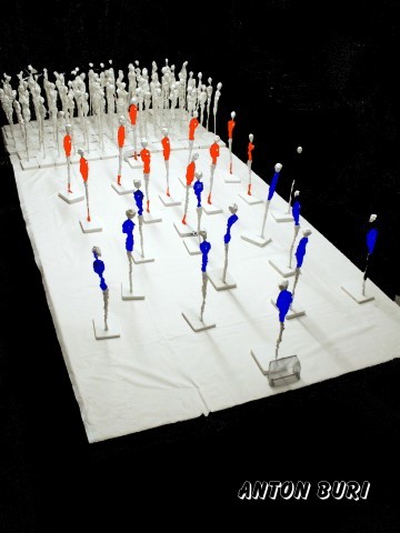 LA SQUADRA AZZURRA im Spiel mit Hopp Schwyz ist eine Installation von 115 Figuren, erstmals an der Arte BInningen zu sehen, von Anton Buri K&uuml;nstler und Architekt HTL, Rheinfelden