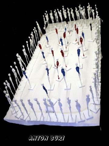 LA SQUADRA AZZURRA im Spiel mit Hopp Schwyz ist eine Installation von 115 Figuren, erstmals an der Arte BInningen zu sehen, von Anton Buri K&uuml;nstler und Architekt HTL, Rheinfelden