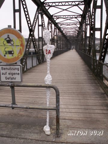 Installation "JA zur Erweiterung der Personenfreiz&uuml;gigkeit" von Anton Buri, freischaffender K&uuml;nstler Lohn - Ammannsegg, Schweiz