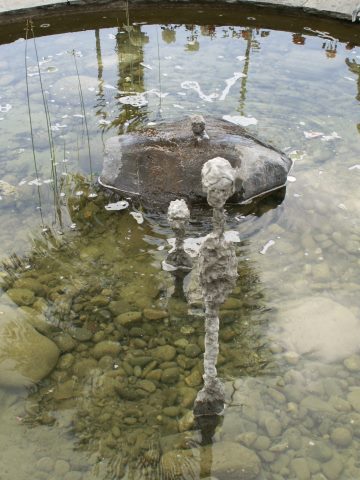 Installation Evolution der Wassermenschen von Anton Buri, Architekt HTL, Lohn-Ammannsegg und Rheinfelden, steht im Garten des Hotel Flora Alpina in Viznau