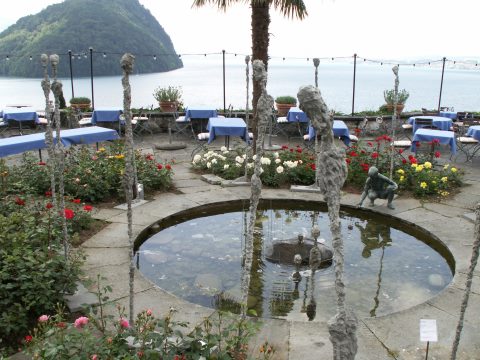 Installation Evolution der Wassermenschen von Anton Buri, Architekt HTL, Lohn-Ammannsegg und Rheinfelden, steht im Garten des Hotel Flora Alpina in Viznau