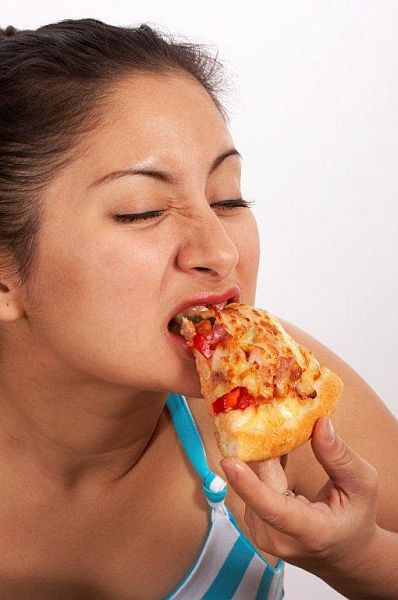 Frau mit Pizza
