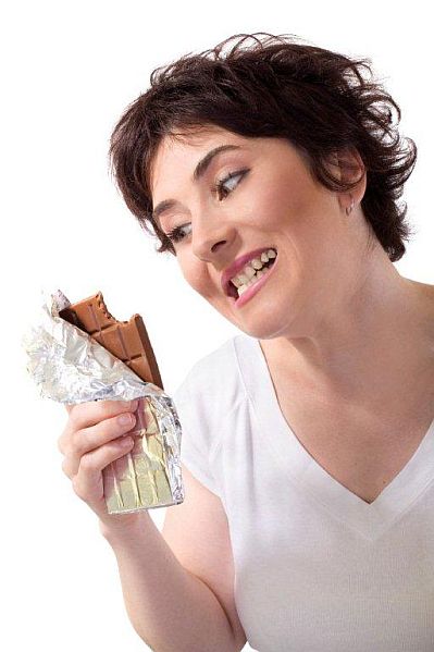 Frau mit Schokolade