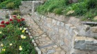 Stützmauer aus Kalksandstein 3 Ebene, mit Verbindungsweg in Kalksandsteinen gepflastert Stützmauer aus Kalksandstein 3 Ebene, mit Verbindungsweg in Kalksandsteinen gepflastert